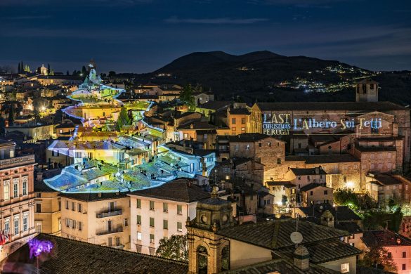 L’AST Christmas 2021: L’Albero Sui Tetti che illumina Perugia